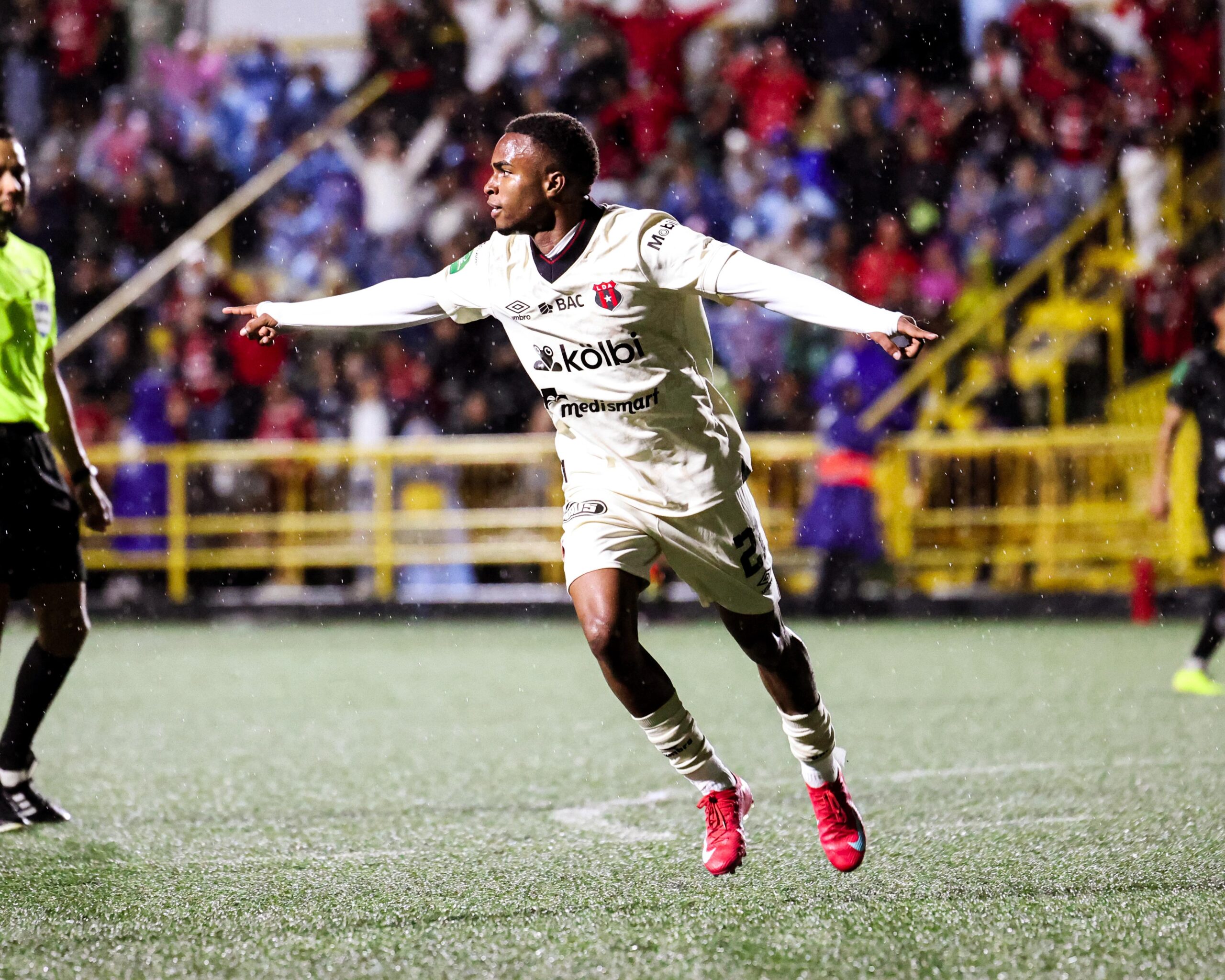 Alajuelense Inicia con Victoria sufrida en Pavas: Un Triunfo Rojinegro en lo último